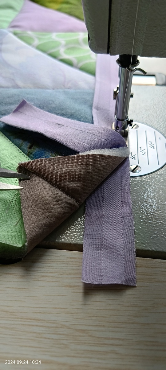 Строчка вдоль края, на ширину лапки.