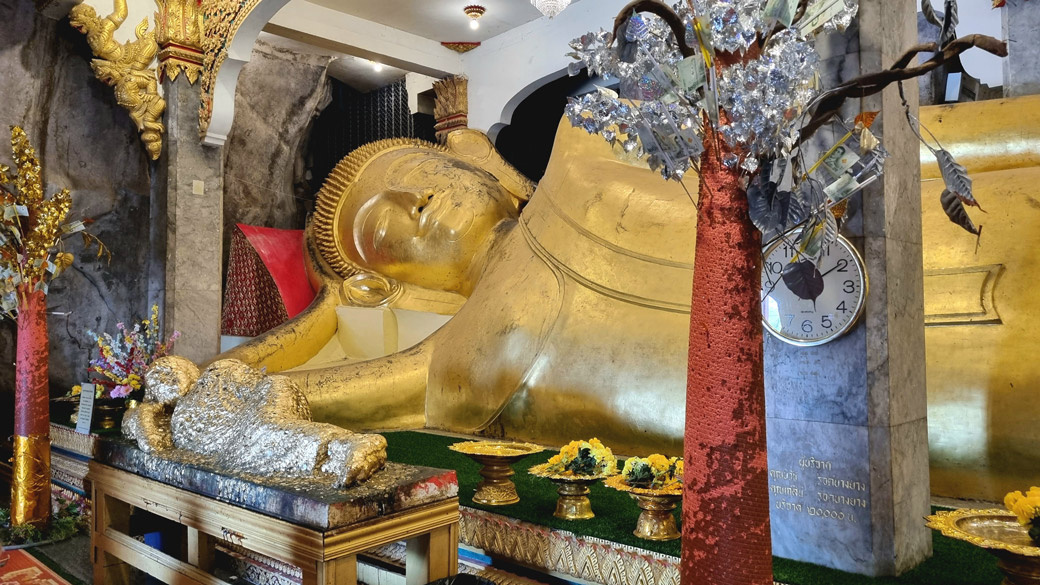 Храм в пещере Khao Yoi