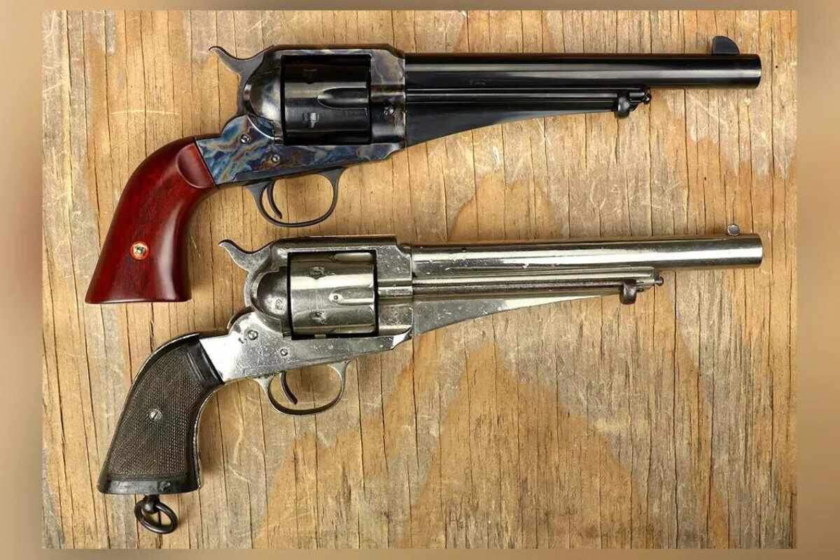 Револьвер Cimarron Remington 1875 является репликой более поздней версии револьвера .45 Colt, отличающейся увеличенной длиной барабана и мушкой в стиле Colt. Оригинальный револьвер 1875 года имел патронник .44 Remington и мушку типа "защемленная", характерную для периода Гражданской войны.

Более поздние модели револьверов Remington калибра .45 Colt оснащены барабаном большего диаметра по сравнению с ранними образцами, что также характерно для Cimarron.
