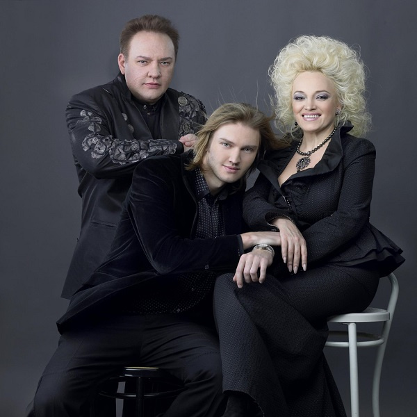    Звездная семья в полном составе