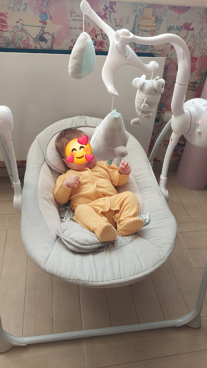 Моя доченька мирно качается в шезлонге