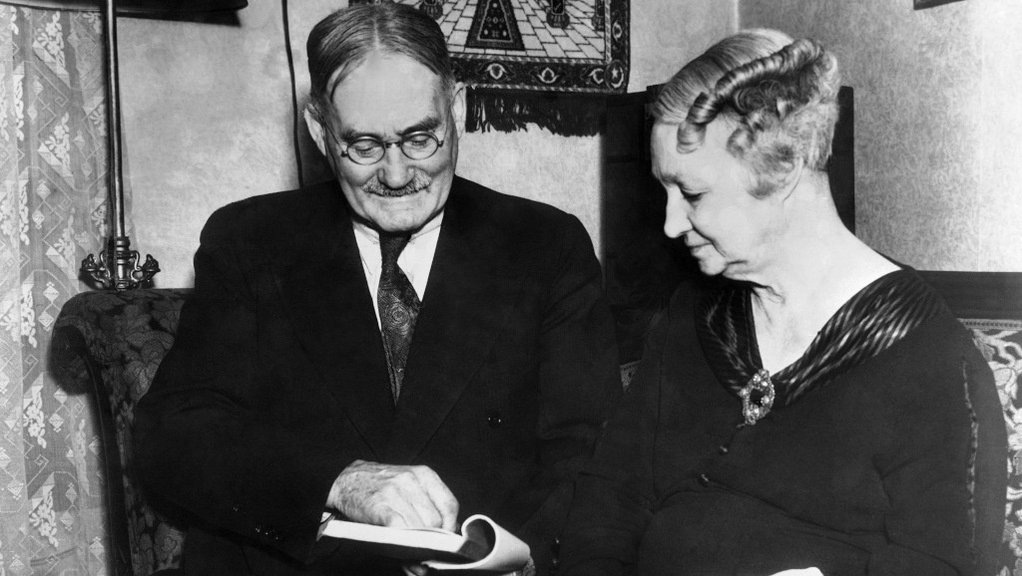    Создатель баскетбола Джеймс Нейсмит с супругой.  AP 2023