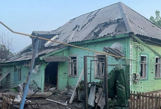    Поврежденный дом в городе Судже после ночного интенсивного обстрела со стороны боевиков Вооруженных сил Украины