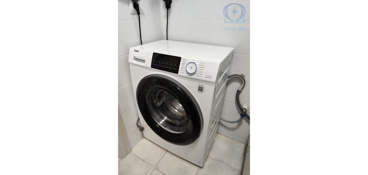 Рисунок 1. Стиральная машина и её электрическое подключение к розетке. Изображение разработано командой НПО ЭлектроРазработки