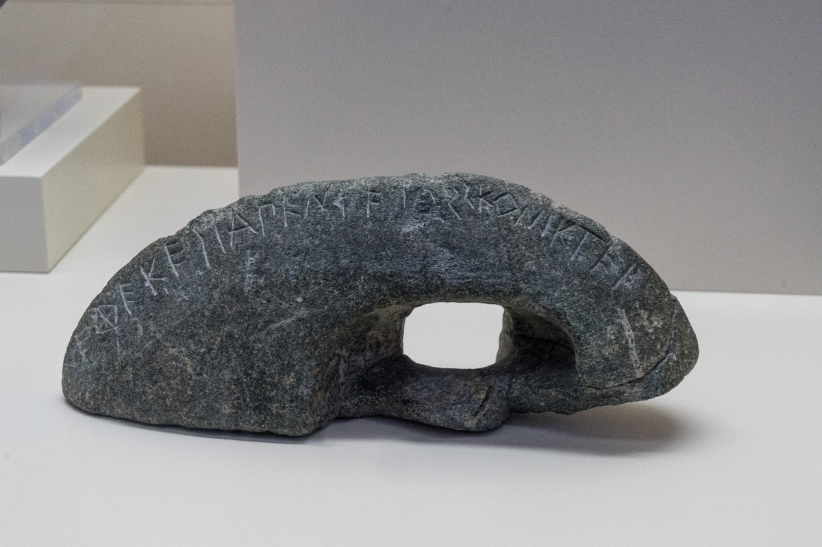 Гантеля Helteres, принадлежавшая спартанскому атлету Акматидасу, победителю соревнований по пятиборью на древних Олимпийских играх. Музей истории античных Олимпийских игр в Олимпии, Греция.