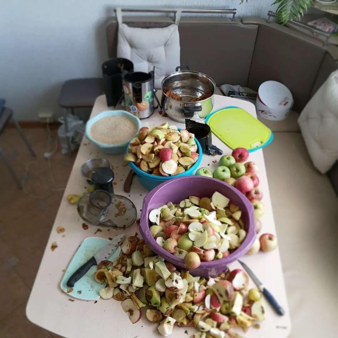 Процесс переработки яблок в самом разгаре, уделана вся кухня