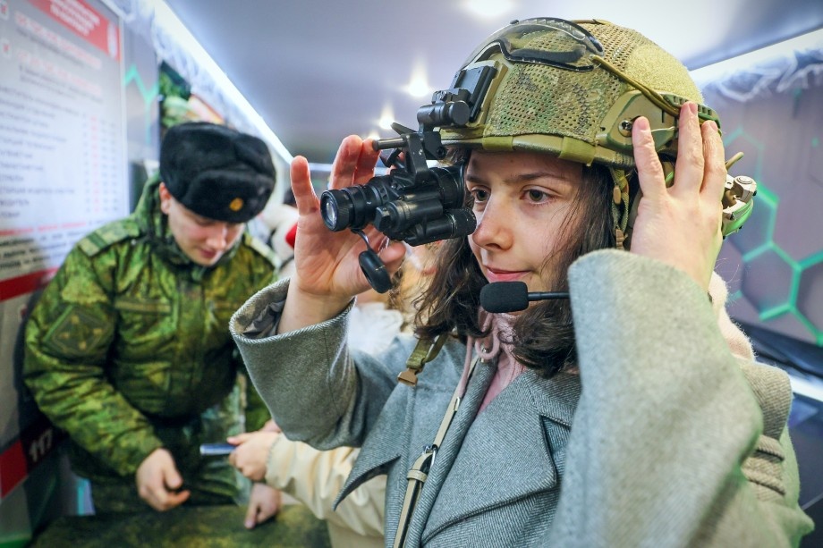Девушка во время посещения агитационного поезда министерства обороны РФ «Сила в правде». | Фото: Юрий Смитюк/ТАСС