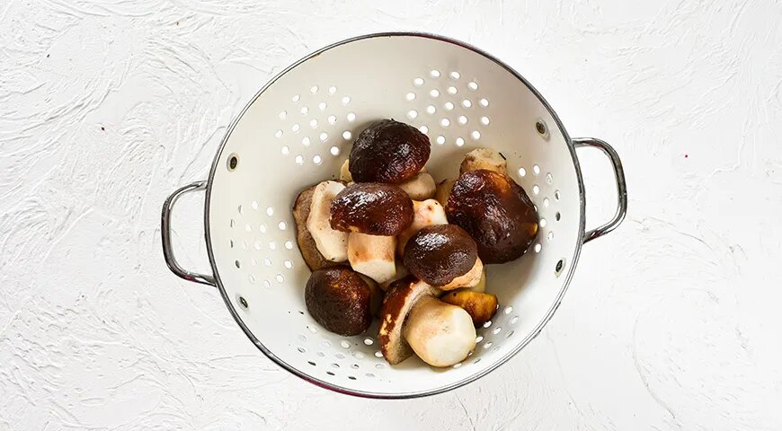   Белые грибы в сметане на сковороде (gastronom.ru)