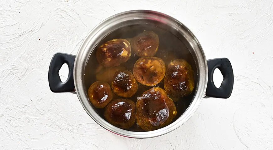  Белые грибы в сметане на сковороде (gastronom.ru)
