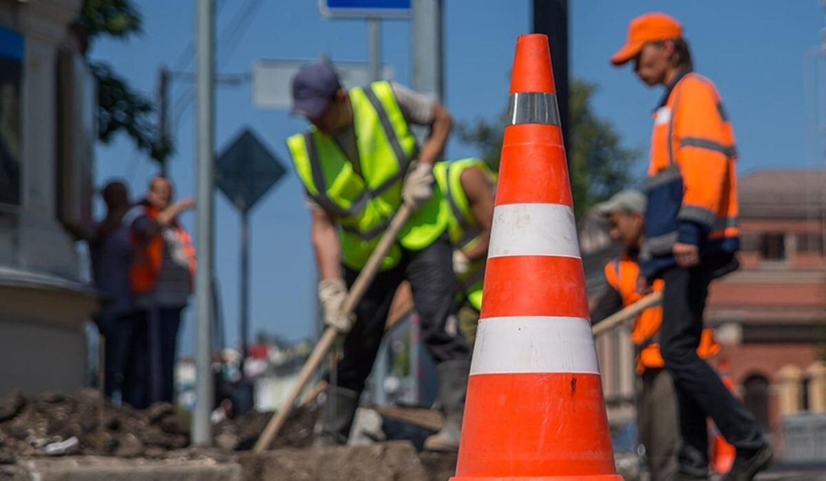     Специалисты работают на дороге. Источник: kzn.ru Автор фото: Марат Мигунов
