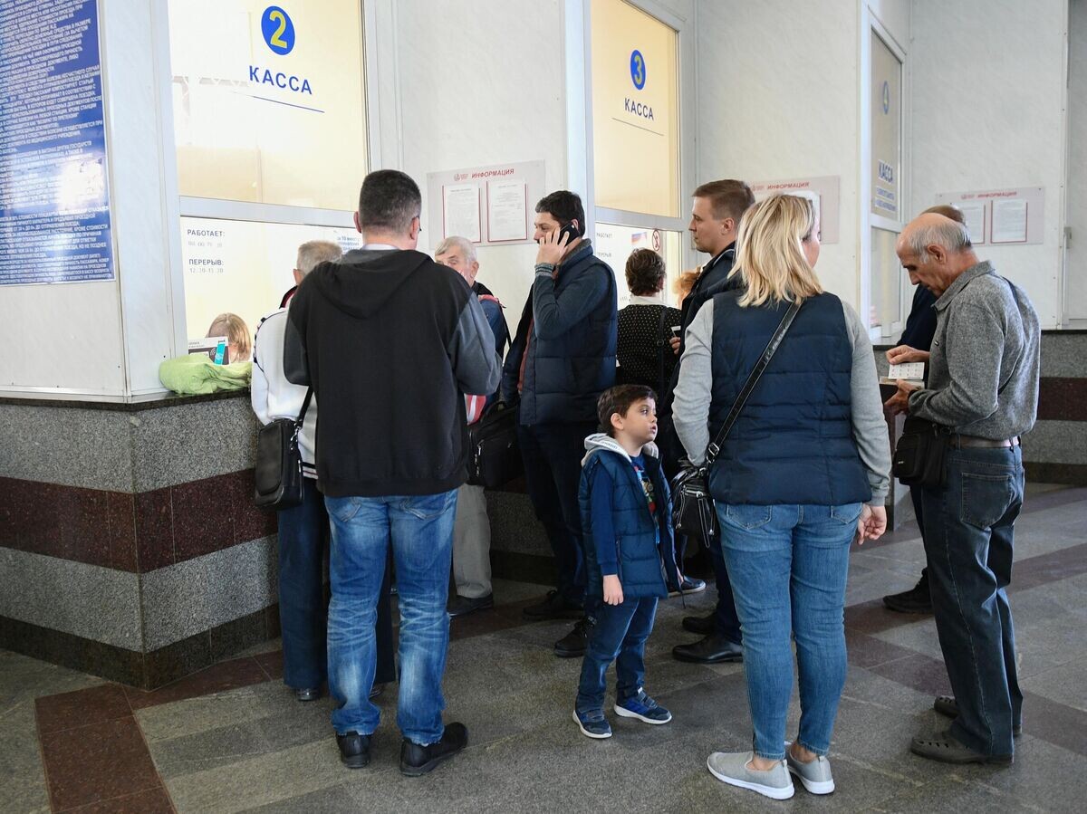    Пассажиры покупают билеты на железнодорожном вокзале в Симферополе© РИА Новости / Константин Михальчевский