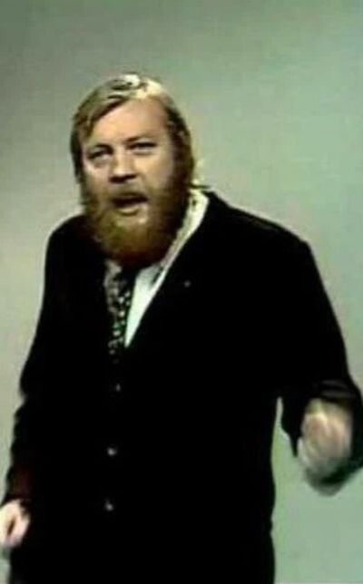 С этим товарищем, который делал конвульсивные телодвижения в широко известной песне "Йожин з бажин", у меня ассоциируется памятник