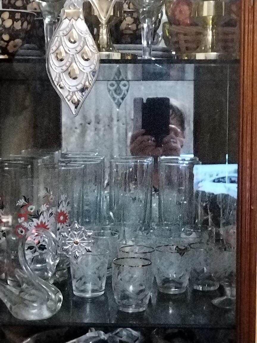 Мама фотографирует для моей статьи сокровища нашего серванта)