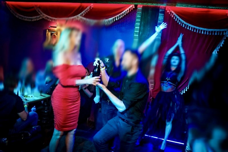 Мать охмурила жениха своей дочки. Фото с клуба.