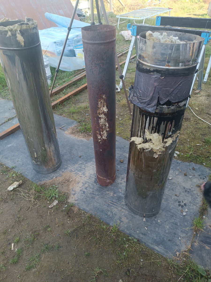 Всех приветствую! Вынужден менять дымоход. Такого шлака я не ожидал. Прослужил данный дымоход не более 5 лет и ещё один отопительный сезон мой дом бы не прожил с таким дымоходом. Конечно все подробности будут в моем видео выпуске,а сейчас вкратце, внутренняя гильза из нержавейки вся ржавая благо нет прогара в ней,но это только сендвич который был выше крыши.Боюсь разбирать и смотреть,что в доме творится с дымоходом. Каменная вата в сендвиче стала трухой и ни каких своих функций не выполняет. Внутренняя гильза болтается внутри сендвиче, по моему мнению должна сидеть очень плотно без пустот. Кто производитель данного дымохода не помню к сожалению так как это было несколько лет назад. Производители дымоходов возможно кто то узнает свое творение НЕ ДЕЛАЙТЕ ТАКУЮ Х..НЮ. Могут пострадать люди или у вас бизнес ничего личного?