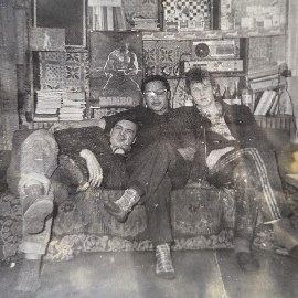 Муж Василий (в центре) со своими институтскими друзьями Алексеем и Владимиром