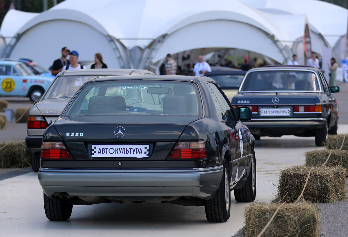 Mercedes Benz E220 W124 "W124 снимался в огромном количестве фильмов, но одной из самых запоминающихся ролей стало его участие в культовой картине 1998 года «Ронин» с Робертом Де Ниро и Жаном Рено в главных ролях"