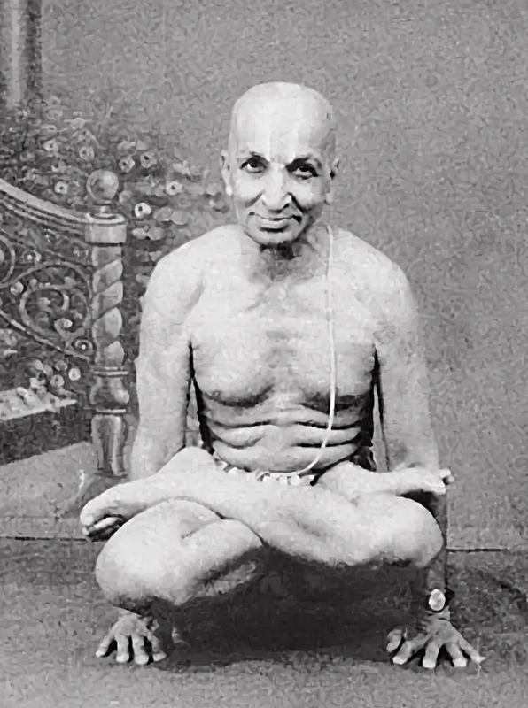 Тирумалаи Кришнамачарьи в возрасте 79 лет выполняет толасану. Фото из открытых источников.
