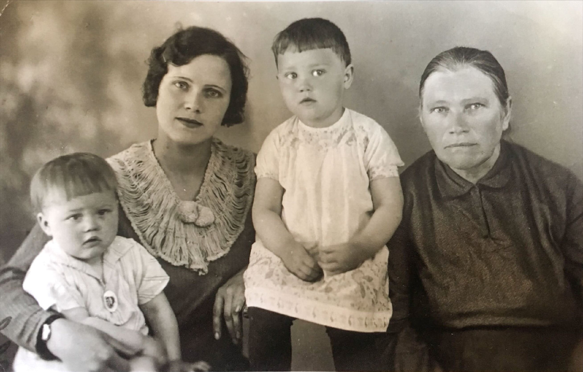 Три поколения. Слева направо: сестра моей бабушки Тамара Александровна Сергеева, мама моей бабушки Лидия Константиновна Боровикова (позже Сергеева), моя бабушка Раиса Александровна Сергеева (позже Бабий), справа мама моей прабабушки Александра Кузьминична Качанова