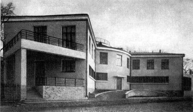 Перспектива прозекторской со стороны дороги.