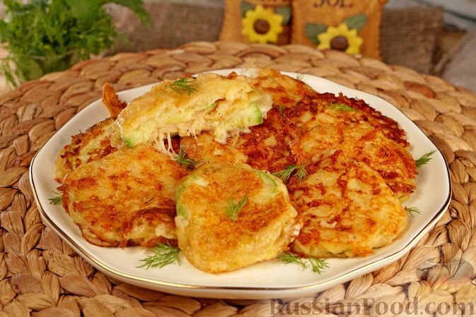 кабачки, кефир, мука, сыр твёрдый, соль, перец красный молотый, чеснок сушёный, масло растительное