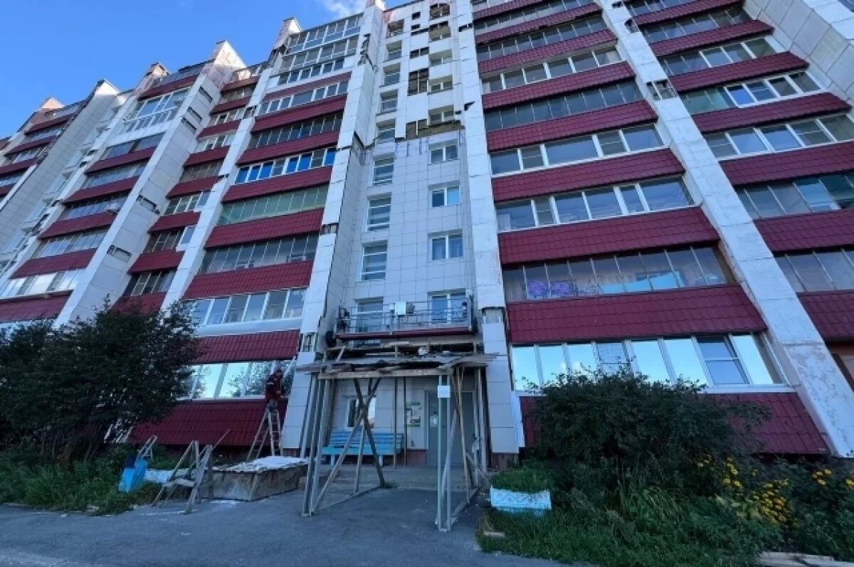    Ветер сорвал фасад с жилого дома в Озерске