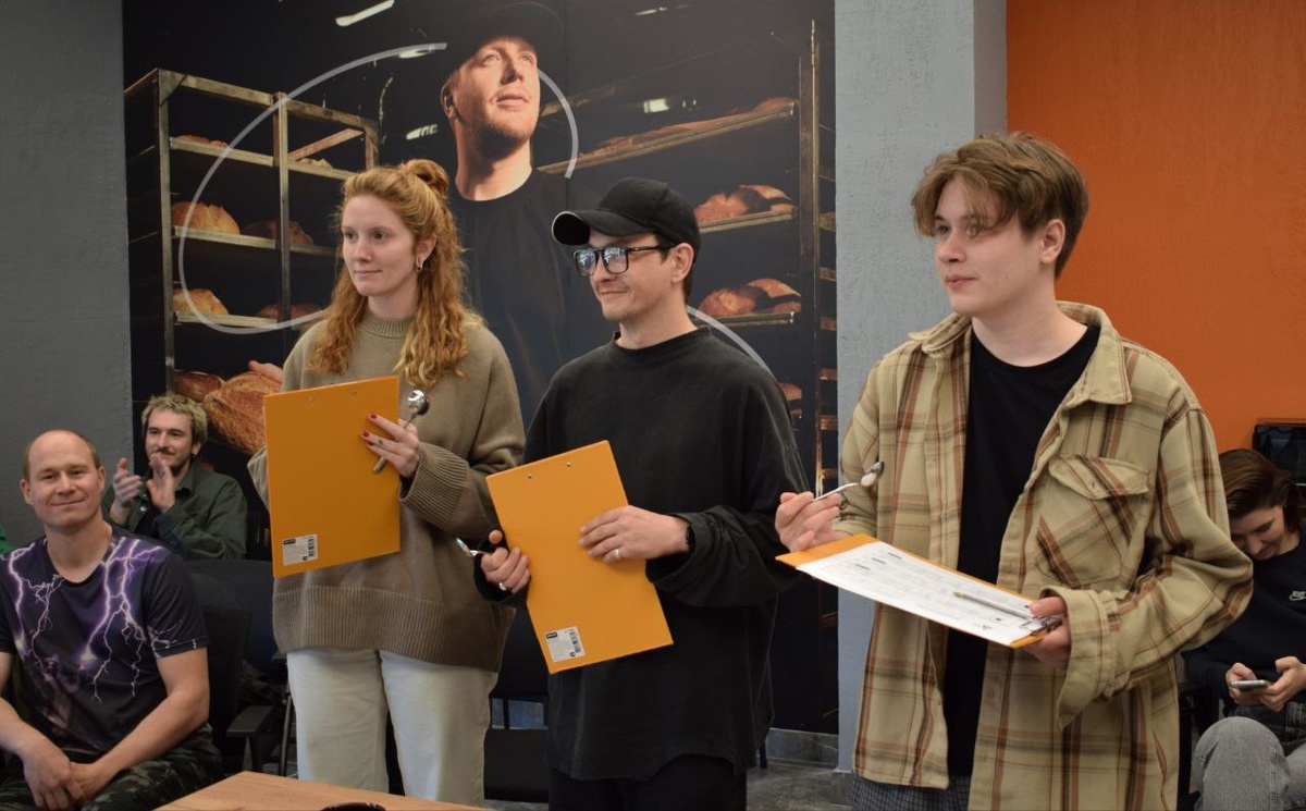 Жюри стоят немного смущенные 