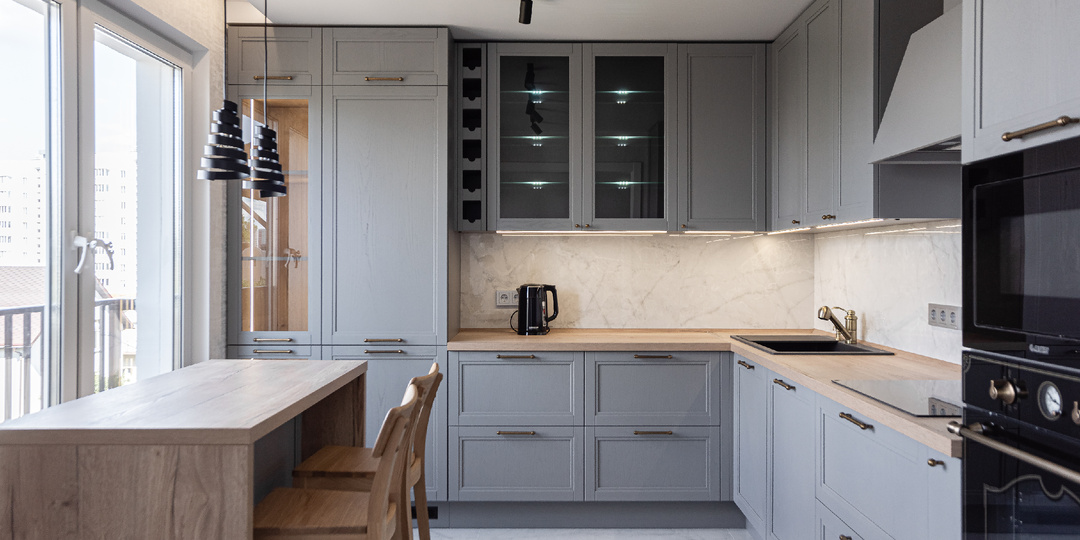 Стеклянный кухонный шкаф — это не «бабушкин буфет»!