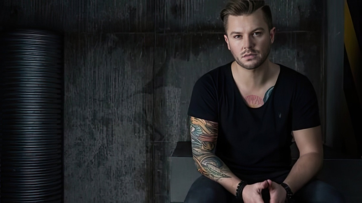    Певец Арсений Бородин