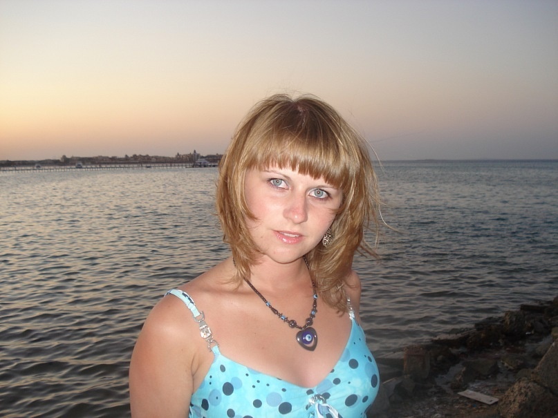 На пирсе у волнорезов на закате