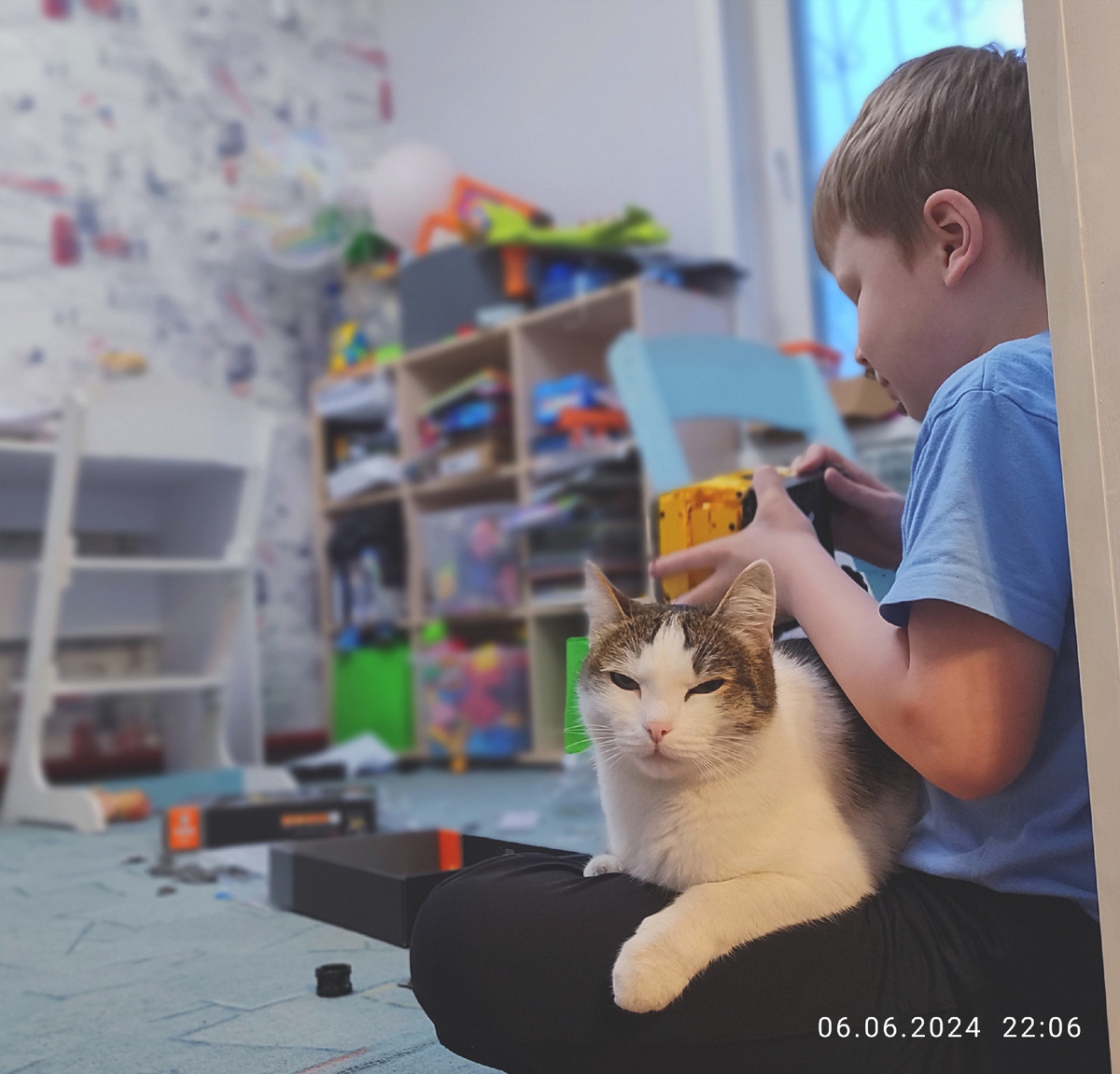Чё надо, Ксень? Не видишь, штоле, что я живу свою лучшую жизнь?