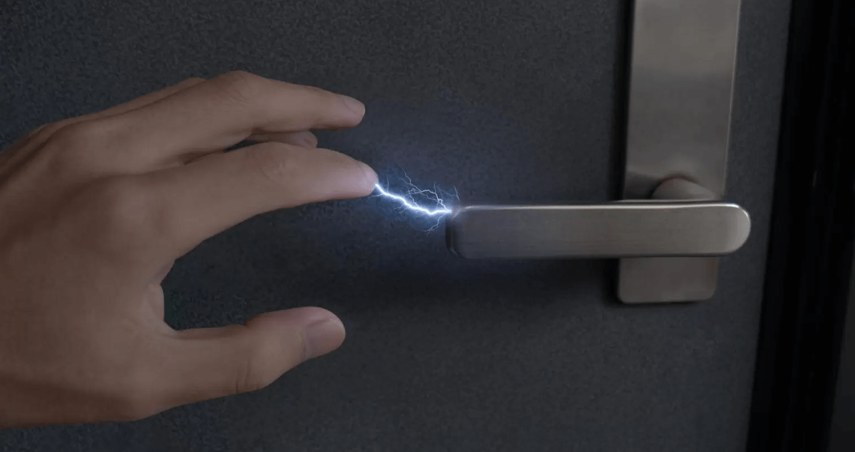    Мы регулярно сталкиваемся со статическим электричеством в повседневной жизни, но только сейчас ученые нашли ему объяснение. Источник фото: jacksonandsons.com