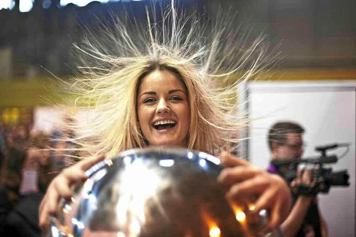    Статическое электричество возникает в результате трения двух предметов. Источник фото: news365.ru