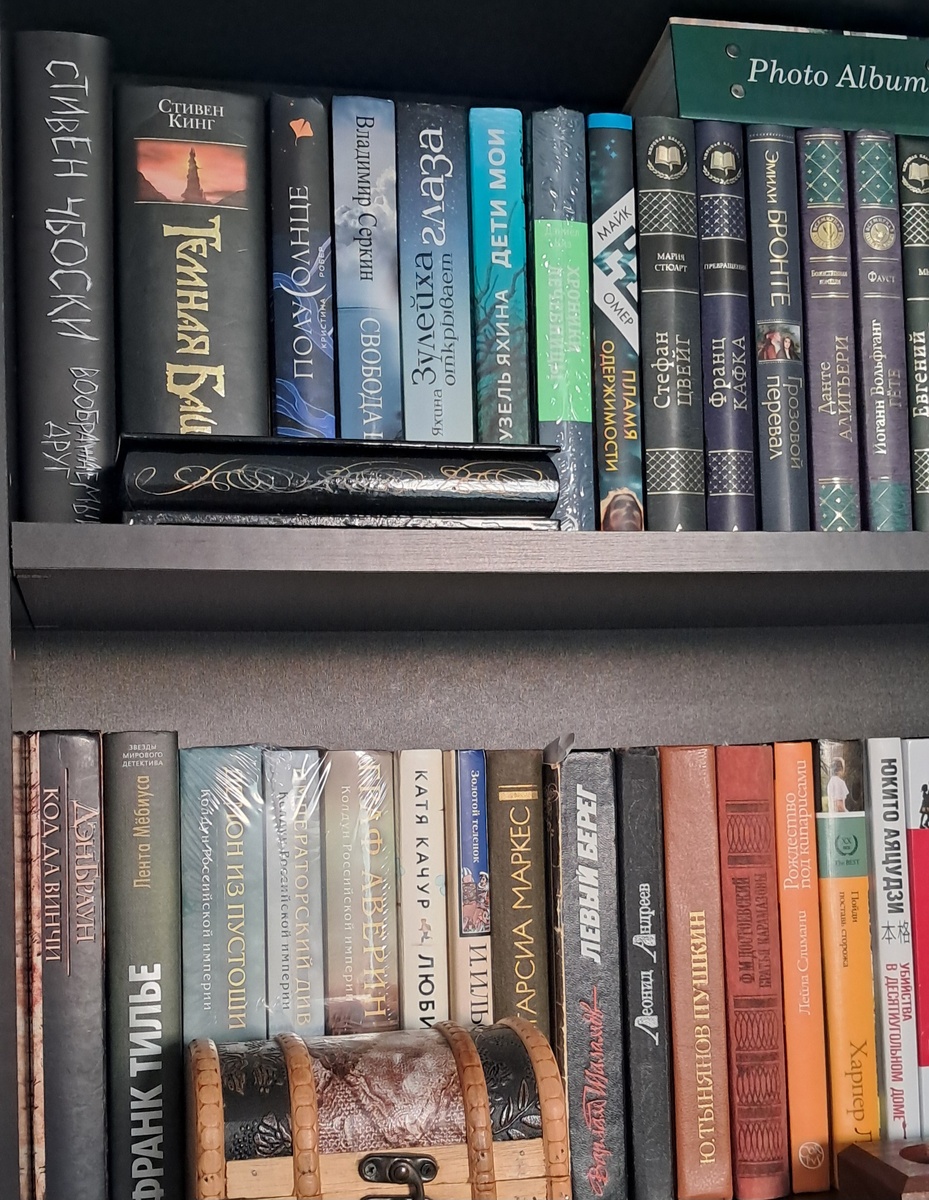 Это малая часть, потому что нижние полки из-за ремонта сейчас в беспорядке