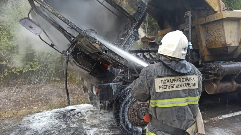    Грузовик сгорел на трассе в КарелииГКУ РК "ОПС по Пряжинскому району" / ВК