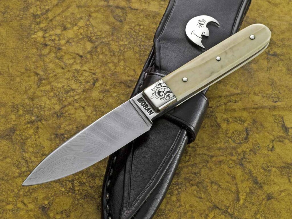 По словам Брюса Войлза, изделия Билла Морана обладают высокой степенью интеграции с его собственной анатомией, что позволяет рассматривать их как естественное продолжение руки пользователя. Декоративные элементы, такие как гравировка "Джентльменский охотник", выполненная в дамаске, а также уникальные ножны с логотипом луны, отражают эстетические предпочтения и профессиональные взгляды мистера Морана, что, в свою очередь, вызывает у Брюса Войлза определенные эмоциональные ассоциации.