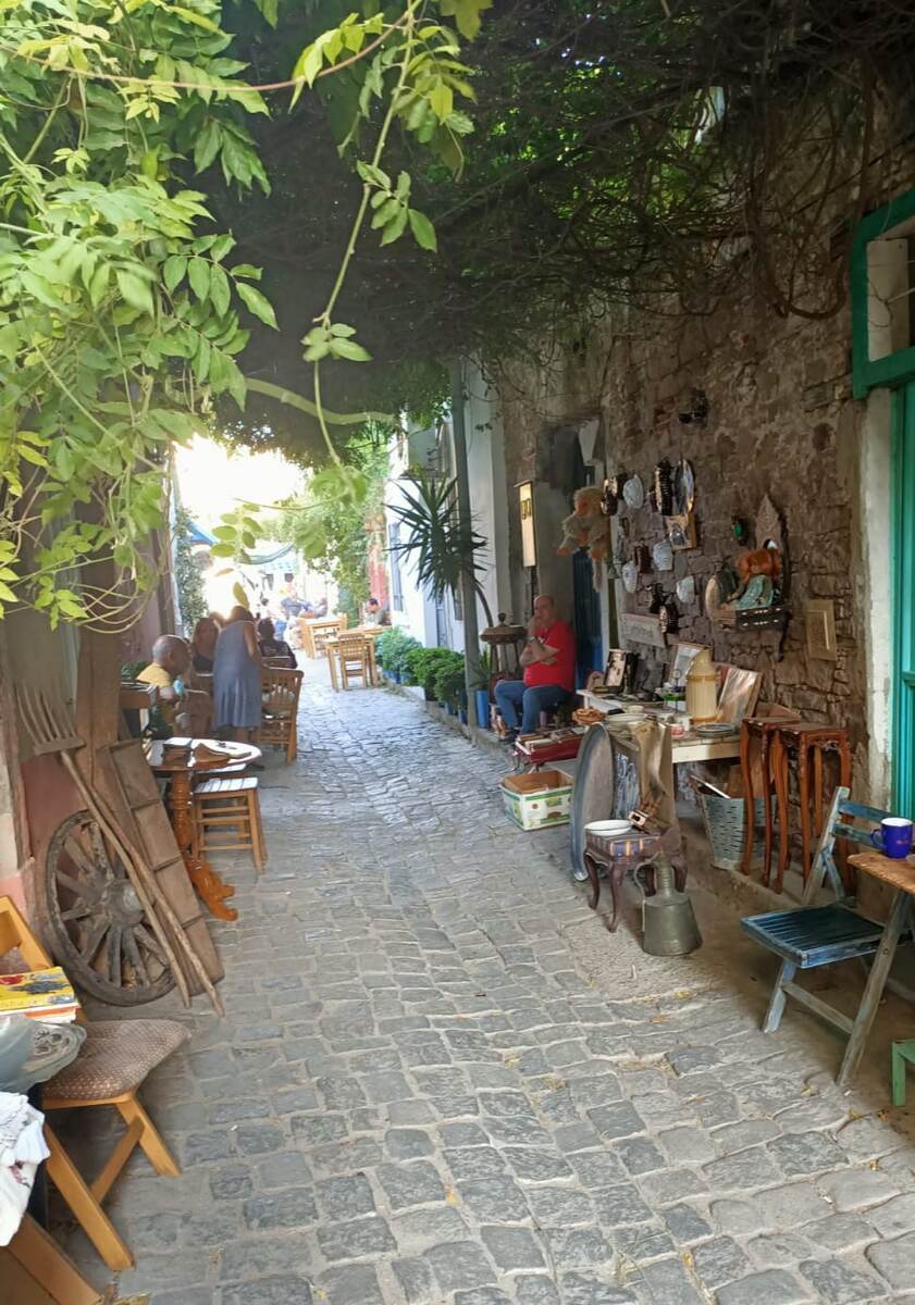 Антикварные лавочки в переулках Айвалыка. Личный архив автора.