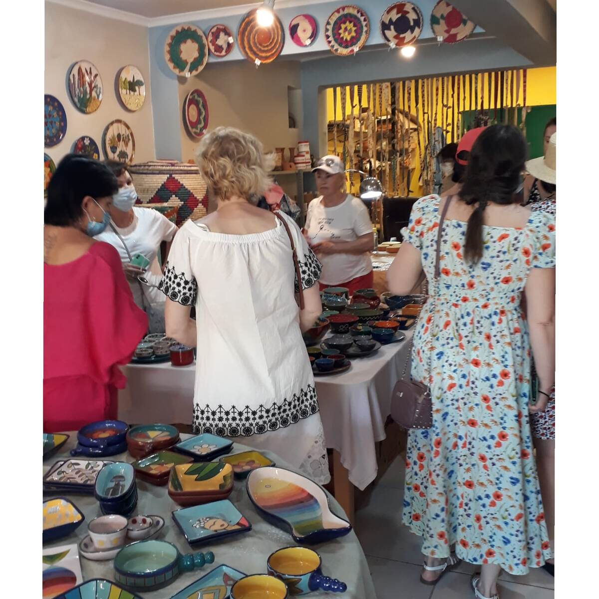 Гончарная лавочка в Айвалыке. Личный архив автора.