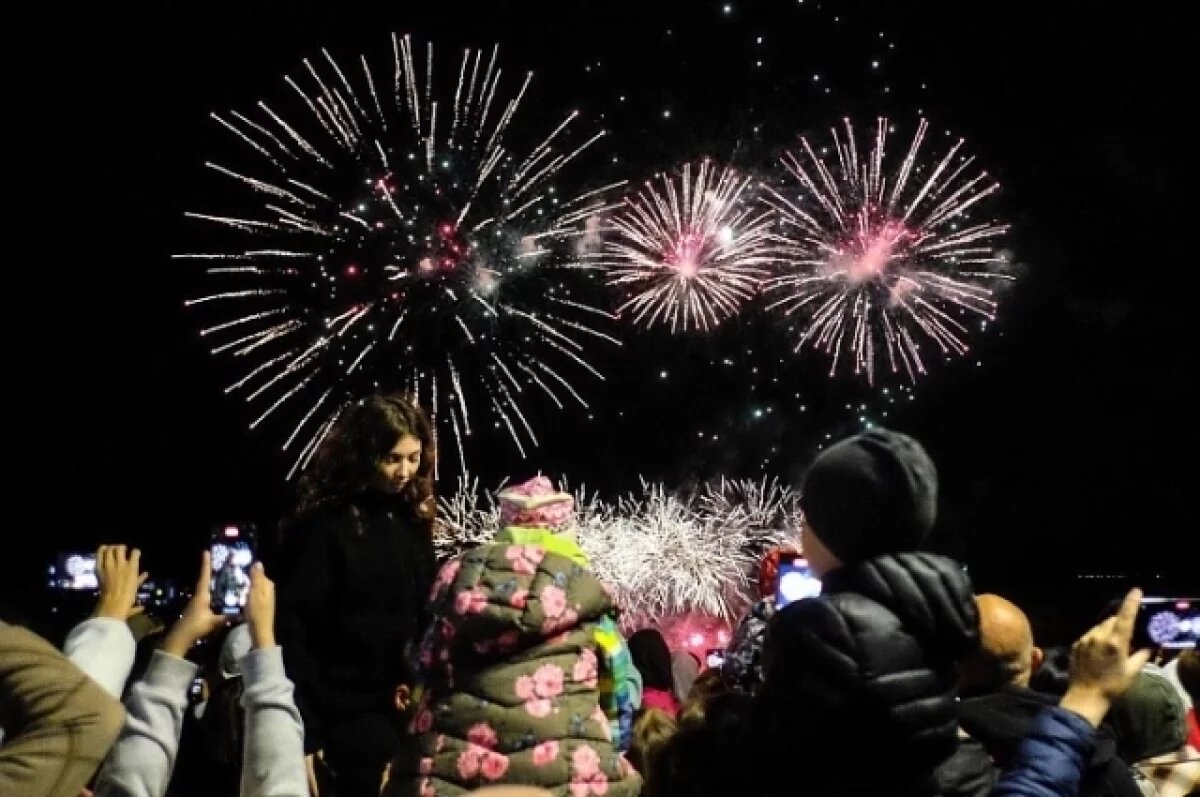    На набережной Грина прошёл Международный фестиваль фейерверков, участники которого выпустили в общей сложности 15 тысяч залпов
