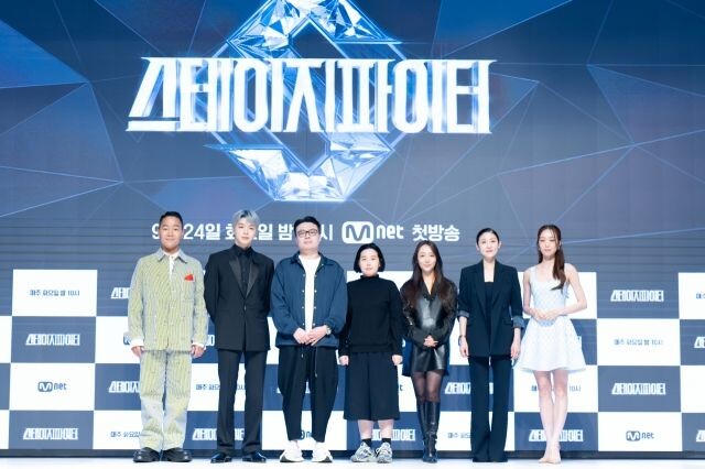    Слева направо: Рю Хё Вон, Кан Даниэль, главный продюсер «Stage Fighter» Квон Ён Чан, продюсер Чхве Джон Нам, Чон Бо Гюн, Ким Джу Вон и Чхве Су Джин позируют для фото во время пресс-конференции в Каннам-гу, Сеул, вторник. (Mnet)
