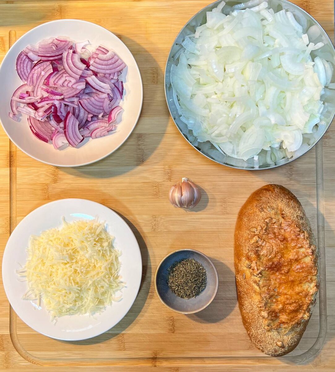 Для лукового супа достаточно и одного сорта репчатого, но я люблю смешивать с белым луком немного красного.