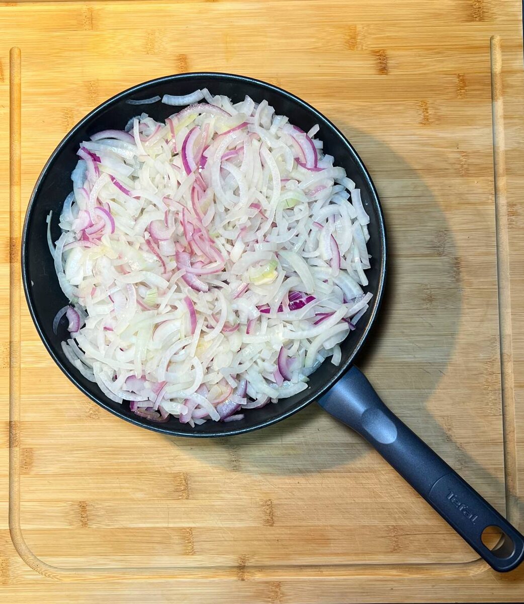 Целый лук разделите на 4 части и нарежьте тонкими слайсами.Когда весь лук будет нарезан, разогрейте сковородку и налейте 2 ложки масла для жарки, чеснок можно мелко нарубить или тонко нарежьте.Добавьте все ингредиенты в сковородку и обжаривайте на сильном огне 5-7 мин. Периодически помешивая.