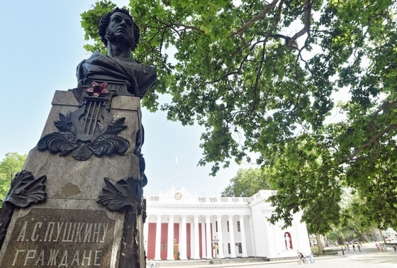    Памятник поэту А.С.Пушкину перед зданием Одесской городской думы