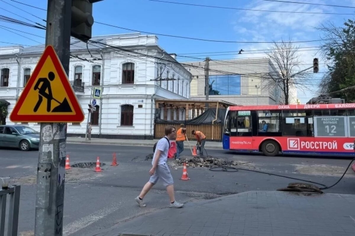    В Ярославле ввели штрафы за парковку на выделенной полосе на улице Свободы