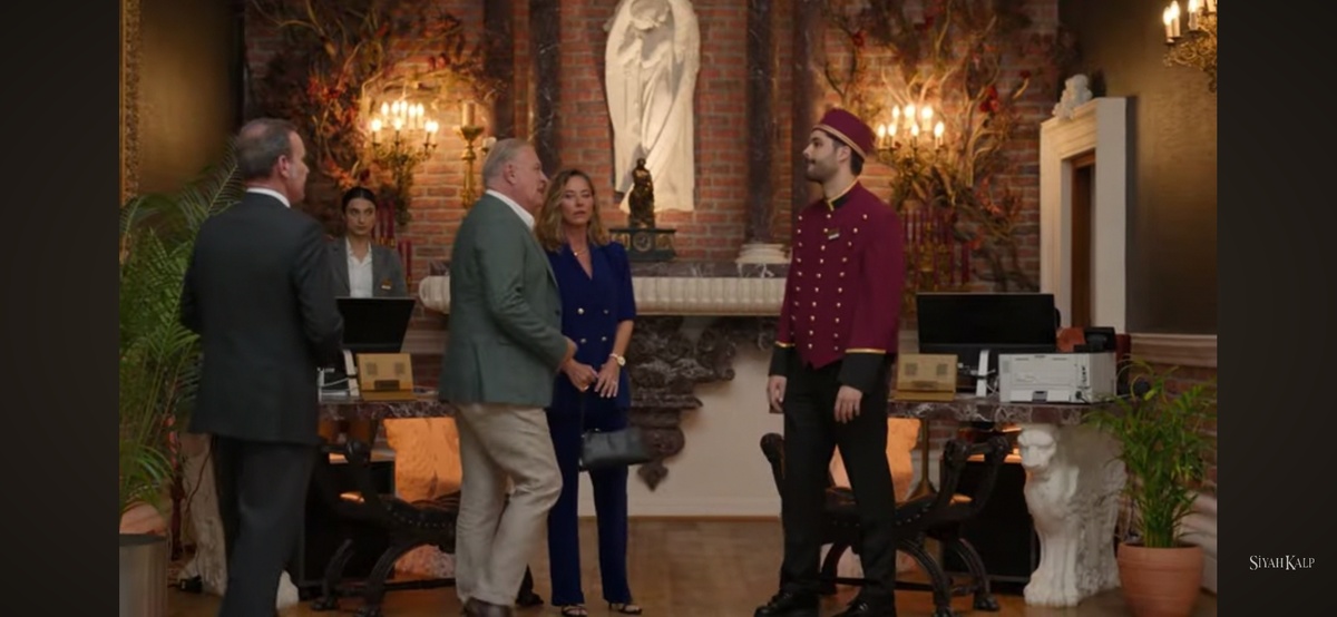 Стоп-кадр из сериала "Чёрное сердце". Взято из открытых источников.Эсат стал швейцаром.