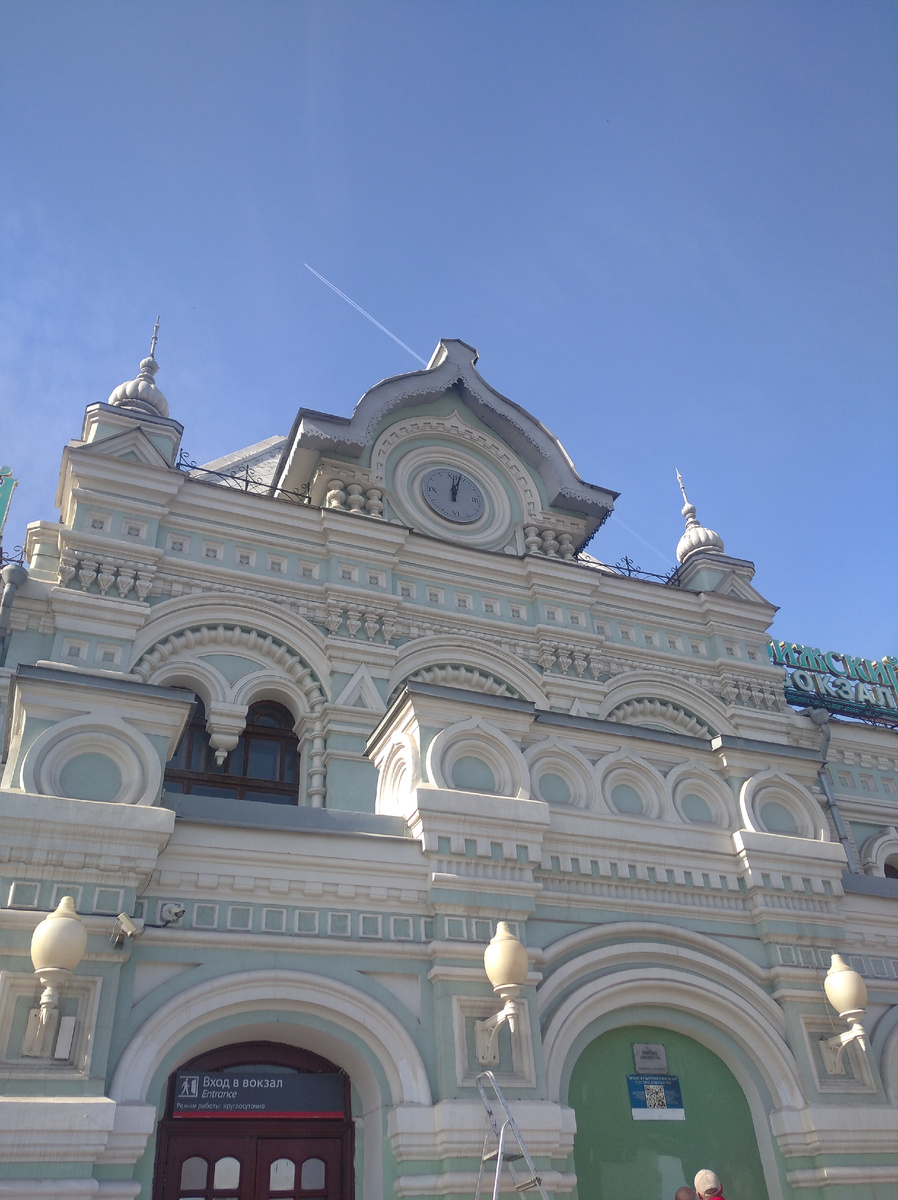 Часы над главным входом издают весьма привлекательный перезвон