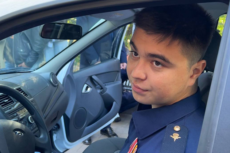    Обладателем автомобиля LADA Granta стал 22-летний Адель Уркунбаев. Адель всего в 18 лет подписал контракт и спустя два года летом 2022 года отправился в зону СВО