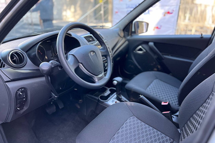    Машины оснащены ручным управлением и автоматической коробкой передач