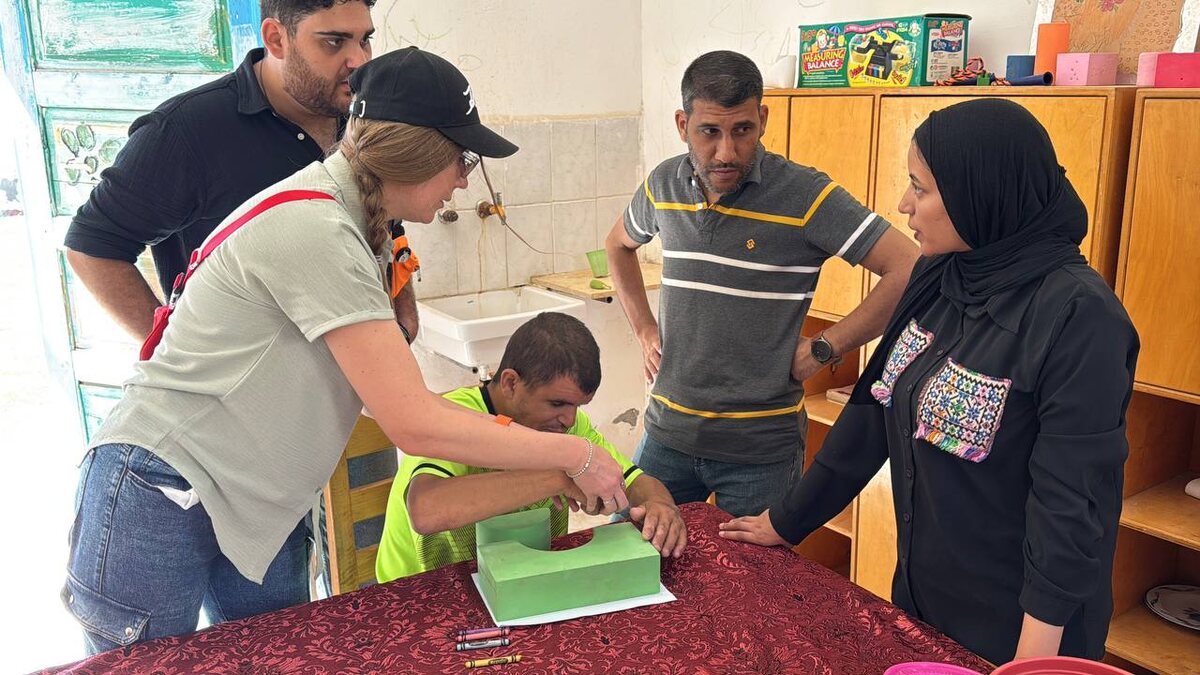    Российские волонтёры в Египте проводят занятие для взрослого с ОВЗ