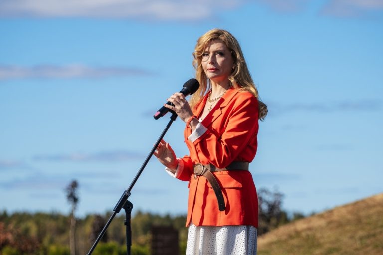    Выступает киноактриса Анна Чурина.